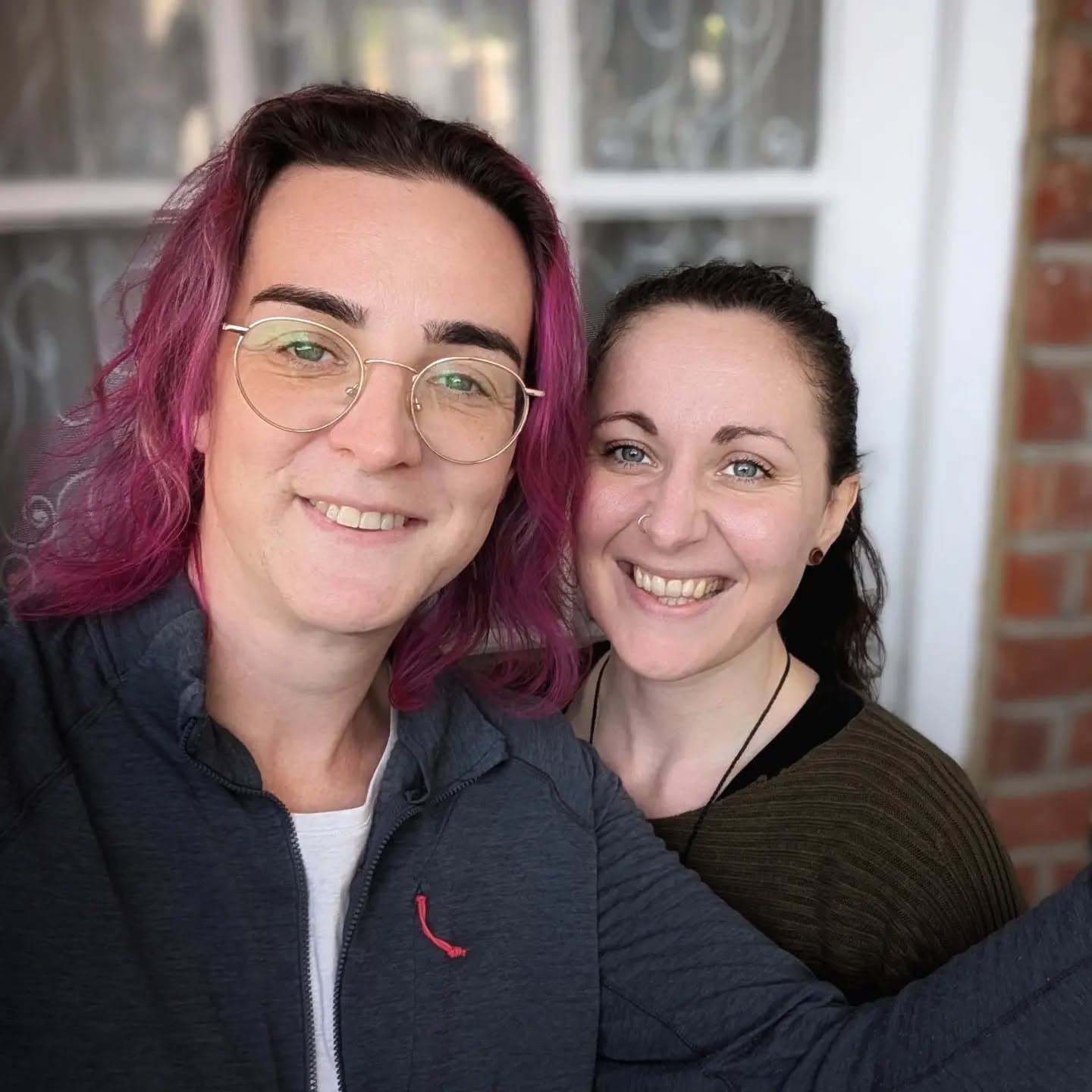 Moving day with my roomie, @fenviolet__

🥰😍🌈💕